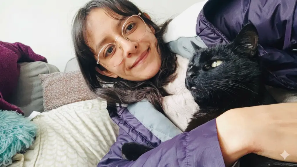 Lucy junto a Tracey, Paciente Felina Atendida por el Servicio de Petsitter Premium en CDMX